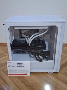 AMD RX 9070 16gb i Ryzen 7 9700X - AMD Ryzen 7 - 32GB GB DDR5 - SSD disk