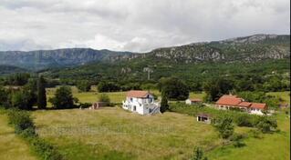 Porodična kuća 200m2 - Podgorica - > Okolina grada
