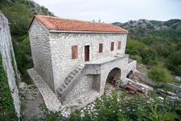 Porodična kuća 150m2 - Cetinje - Začir