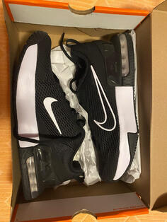 Prodajem dva para NIKE AIR MAX,original,kupljene u Sportvision.Broj 42,5.Prodaju se po sniženoj cijeni jer mi broj ne odgovara.