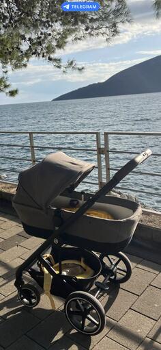 Prodajem Cybex Balios kolica U prekrasnoj sivo-smeđoj boji  Nosiljka i sjedište  Nosiljka U savršenom stanju Uključuje madrac i grijaću navlaku za nosiljku