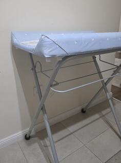 Stalak za presvlačenje i previjanje bebe