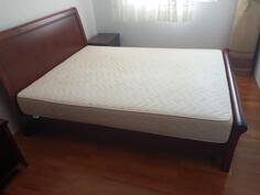 Prodajem drveni krevet sa dušekom i drvenim letvicama u ispravnom stanju. Veličina dušeka je 160cm širina x 200cm duzina x 20cm visina. Preuzeti u Budvi, Babin Do. Kontakt preko Viber-a, Telegrama