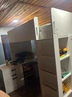 krevet na sprat sa radnim stolom i ormarom za garderobu