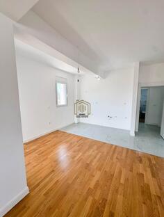 Dvosoban stan 74m2 - Bar - Centar grada