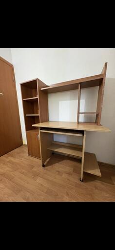 Prodajem pisaći sto za sobu.