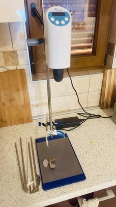 Električna laboratorijska mešalica