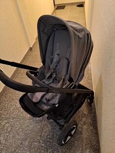 Kolica Cybex 3 u 1, nosiljka, sjediste za voznju, sportsko sjediste i kolica iz 2 dijela na sklapanje.