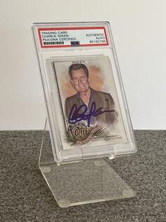 Charlie Sheen autogram – PSA/DNA Certified – Topps 2022