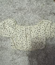 Presladak bež crop top na tufnice sa puf rukavima