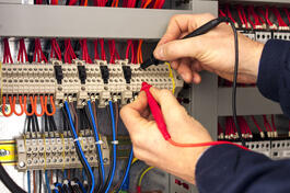 Potrebam pomocni elektricar