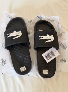 prodajem muske lacoste papuce u crnoj i beloj boji papuce su nove broj 41-26cm moze licno preuzimanje u beogradu ili slanje postom za vise informacija dm.