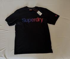prodajem musku superdry majicu u crnoj boji velicina-s majica je original kupljena u fashionfriends sa etiketom moze licno preuzimanje ili slanje brzom postom.
