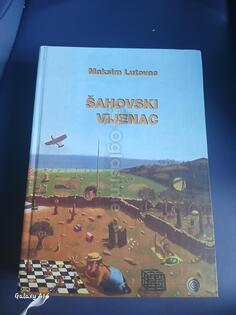 Šahovski vijenac – Maksim Lutovac. Prodajem knjigu „Šahovski vijenac“ autora Maksima Lutovca. Knjiga je savršeno očuvana i pogodna za ljubitelje šaha.  Lično preuzimanje u Nikšiću.