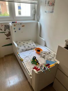 Ima dva IKEA proizvoda.