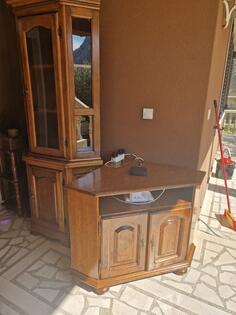Prodajem koznu garnituru i dvije vitrine. U kompletu.