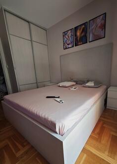 Bračni krevet, dimenzije 160 x 200, prodaje se bez dušeka. 