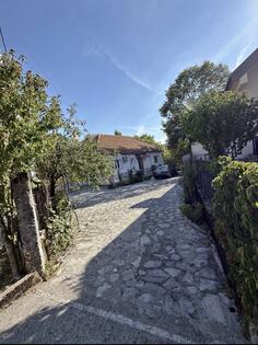 Porodična kuća 95m2 - Cetinje - > Okolina grada