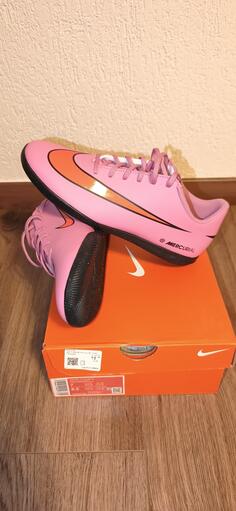 Nove Nike merkurial , broj 40. 