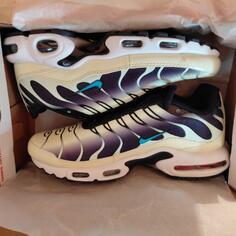 Nike Air Max  Broj 41 ( Dobijene na poklon, ne nošene ) 