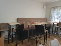 Loža sa tri stola pet stolica metal i platno.