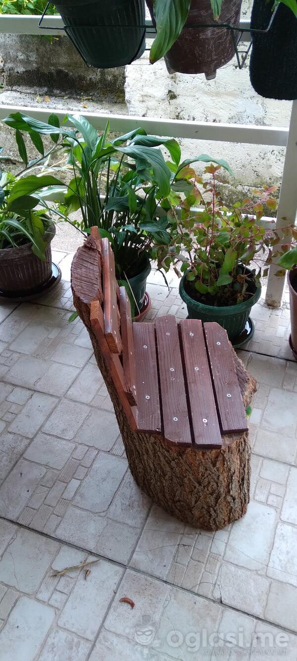 Drvena stolica rucno pravljena.