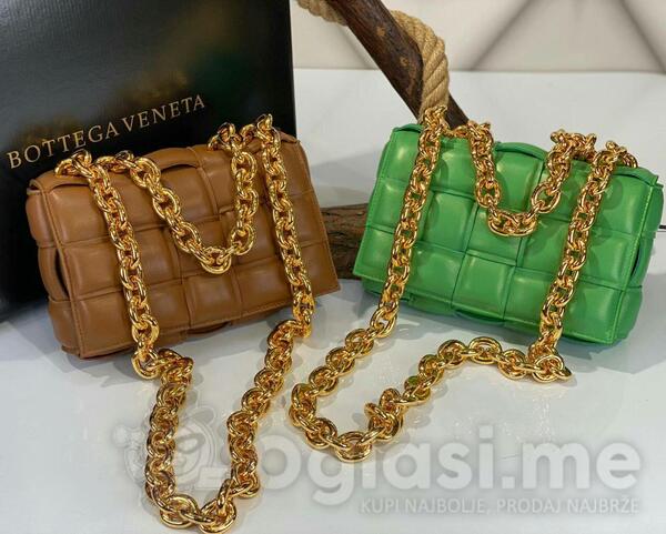
BOTTEGA VENETA
Chain Cassette leather shoulder bag