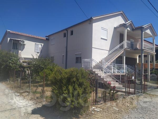 Kuća sa više stanova 320m2 - Podgorica - Konik