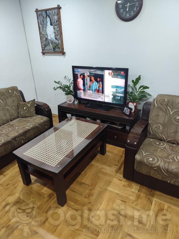 Prodajem trosjed dvosjed fotelju i sto i komodu
