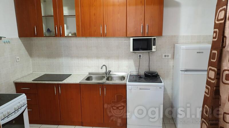 Mašina za sudove, frižider kombinovabi,šporet,aspirator,mikrotalasna pećnica