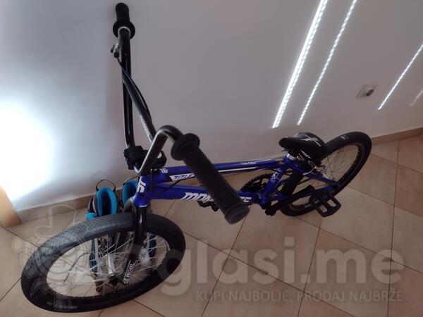 Servis bicikla (podešavanje kočnica i mjenjača, podmazivanje, zamjena lanca itd.), popravka, zamjena ležajeva.