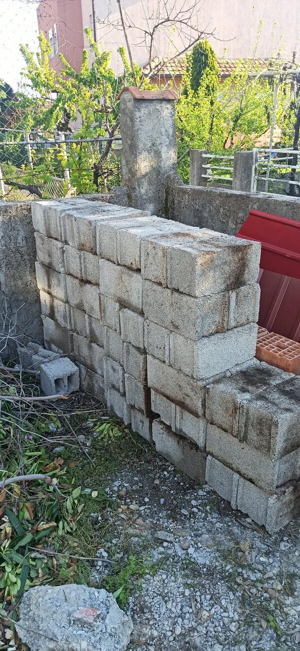 Prodajem betonske blokove,54 komada