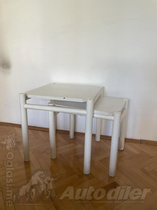 2 bijela stola