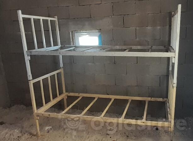 Metalni krevet na sprat 