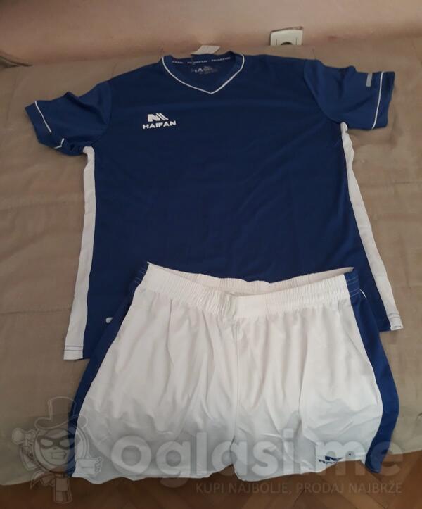 Prodajem fudbalske dresove, sorceve, stucne i lopte.