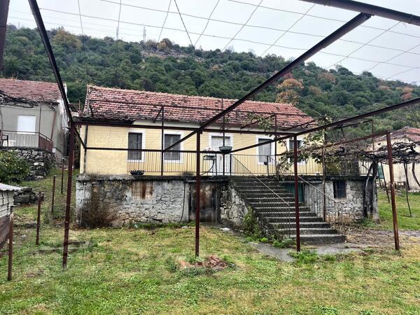 Porodična kuća 105m2 - Podgorica - Tološi