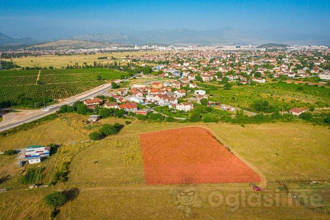 Poljoprivredno zemljište 2400m2 - Podgorica - Podgorica (uži dio)