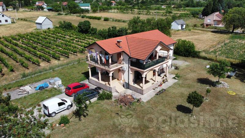 Porodična kuća 330m2 - Danilovgrad - > Okolina grada