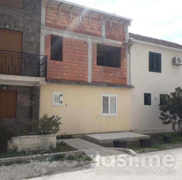 Kuća sa više stanova 80m2 - Tivat - Donja Lastva