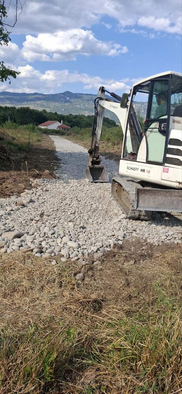 Sve vrste radova sa malim bagerom od 5t.Bager posjeduje i pikamer.Prevoz i prodaja svih vrsta materijala.Tacnost na prvom mjestu