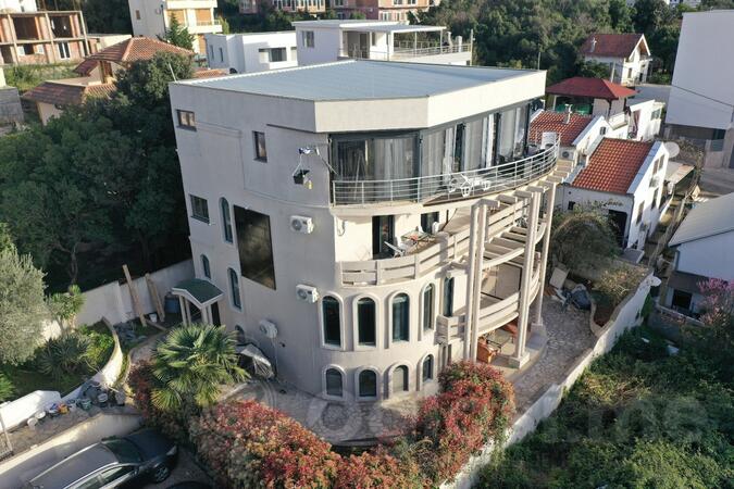 Vila 366m2 - Bar - Kunje