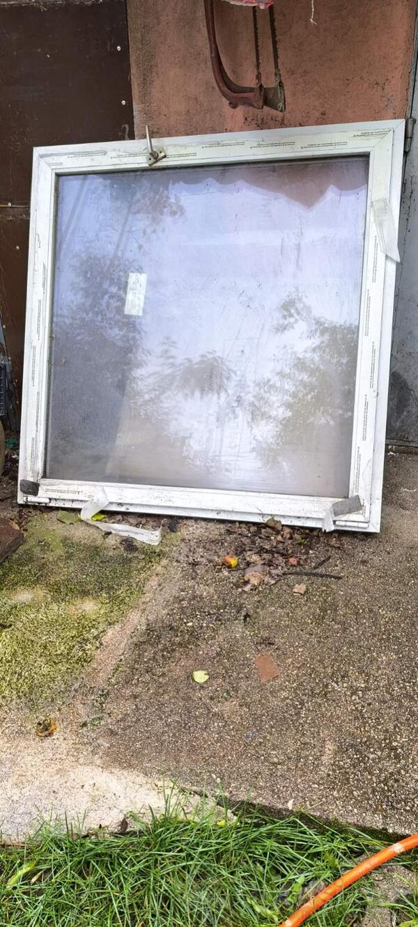 PVC prozor neugradjivan 120x120