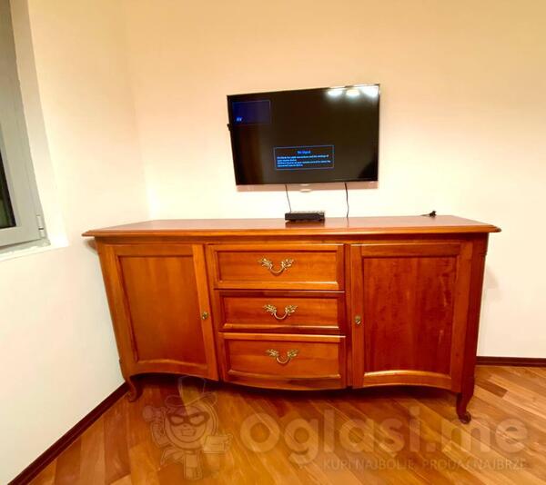 Drveni komoda, u odličnom stanju. Samopreuzimanje / Bečići. 50 cm – dubina, 193 cm – dužina, 100 cm – visina