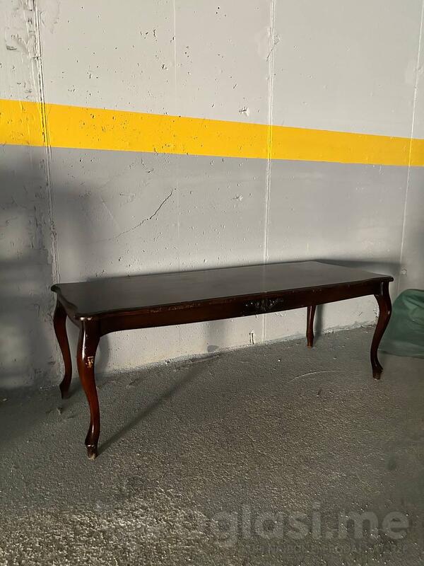 Drveni sto, u odličnom stanju, samopreuzimanje / Bečići.  50 cm – dubina, 125 cm – dužina, 45 cm – visina