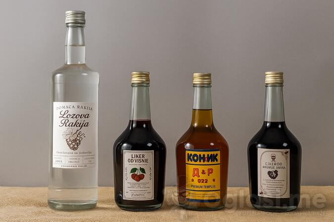 Prodajem domacu rakiju (lozova), konjak, liker od visnje i liker od aronije. Sve domace, prirodno