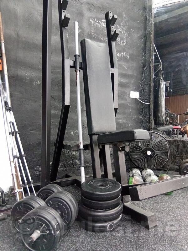 Prodajem Tehnogym klupu za ramena i set tegova.