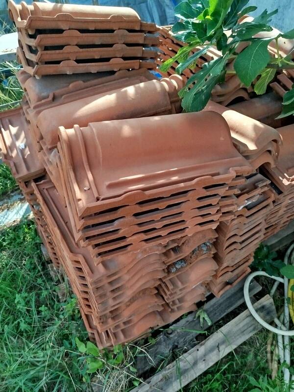 Nekorišćen crijep. Oko 300 komada . Komad 50 centi.Model Mediteran. Potisje Kanjiža proizvođač