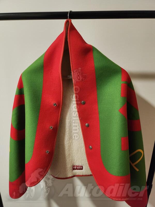 Kenzo Paris Sal,Pelerina sa dva lica