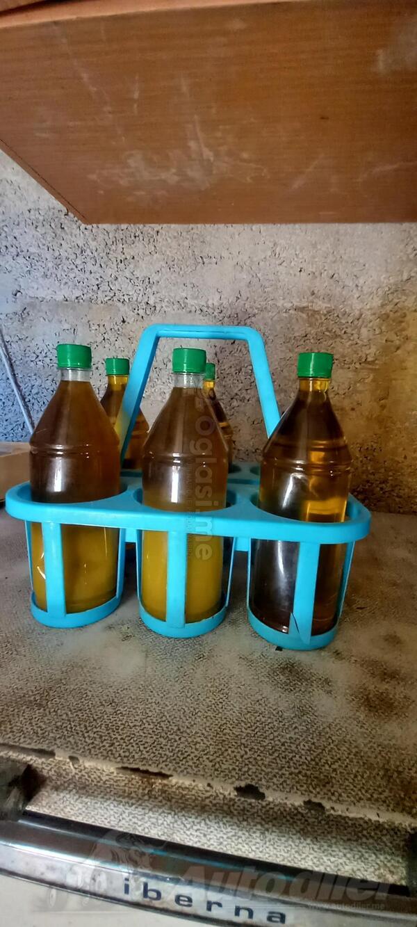 Domaće maslinovo ulje 12€ po litru
