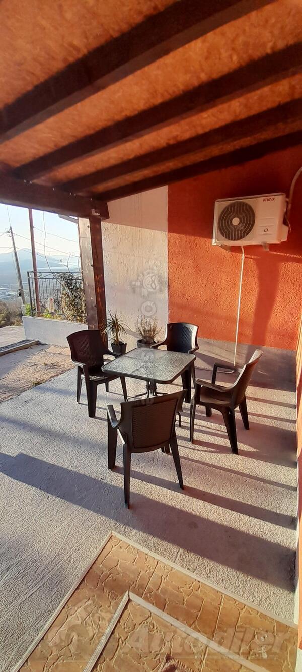 Kuća sa više stanova 80m2 - Kotor - Dub